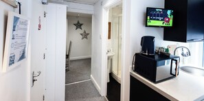 Classic Triple Room, 3 Single Beds, Private Bathroom | Interior - The Wellington Apart Hotel by Guestz (Blackpool)
