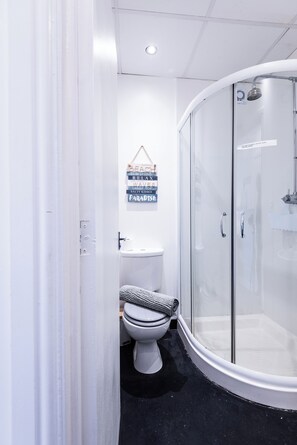 Quarto básico, 1 cama de solteiro, para não fumantes | Banheiro | Chuveiro, toalhas de banho