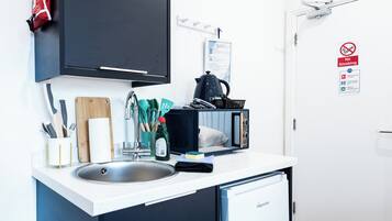 Economy Twin Room, 2 Single Beds, Non Smoking, Private Bathroom | Interior
