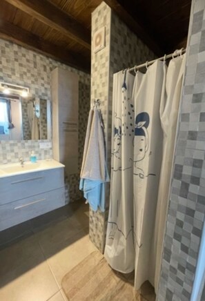 Shower, hair dryer, towels, soap - Studio Ocean View (Arrecife)