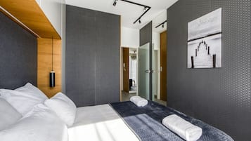 Appartement supérieur, balcon, vue sur la ville | Rideaux d’obscurcissement, fer et planche à repasser