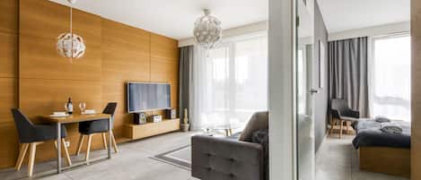 Departamento superior, balcón, vista a la ciudad | Área de sala de estar
