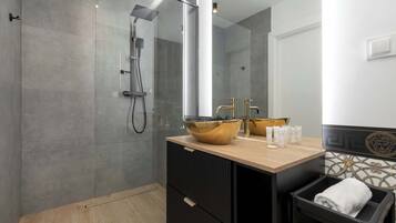 Dusche, Haartrockner, Handtücher, Shampoo