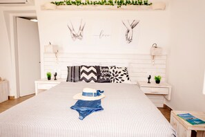 1 bedroom, desk, iron/ironing board, free WiFi - Opus studio by mykonian hospitality (Agios Stefanos)