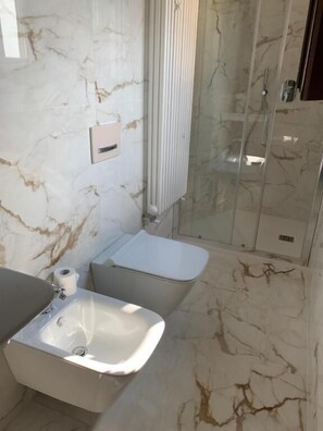 Deluxe Double Room, Non Smoking, Hill View | Bathroom - B&B L Orologio (Signa)