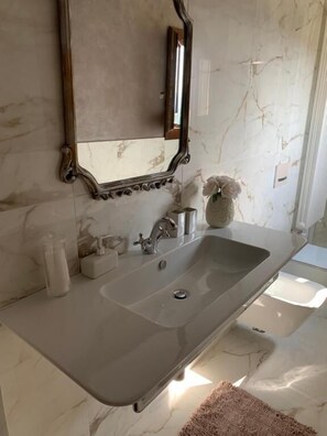 Deluxe Double Room, Non Smoking, Hill View | Bathroom - B&B L Orologio (Signa)