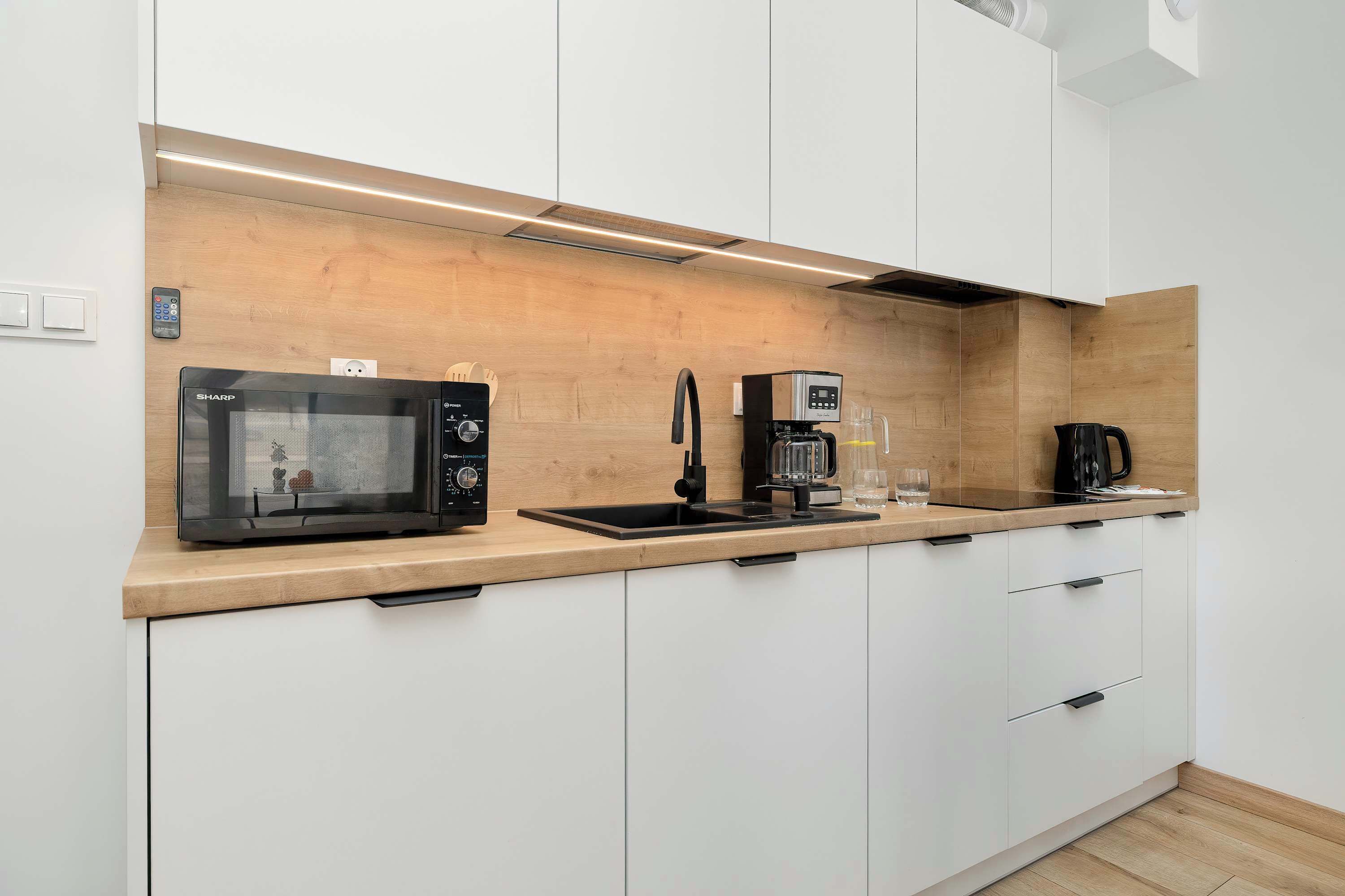 Réfrigérateur, micro-ondes, plaque de cuisson, lave-vaisselle