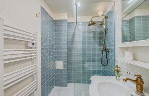 Shower, hair dryer, towels, soap - NESTLED JUST STEPS AWAY FROM THE ICONIC LUXEMBOURG GARDENS -RUE DU VAL DE GRÂCE (Paris)