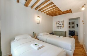 4 slaapkamers, een bureau, een strijkplank/strijkijzer, gratis wifi
