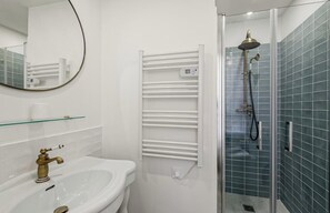 Shower, hair dryer, towels, soap - NESTLED JUST STEPS AWAY FROM THE ICONIC LUXEMBOURG GARDENS -RUE DU VAL DE GRÂCE (Paris)
