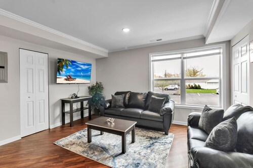 Modern 3 Bedroom, 3 Bath First-Floor Stay