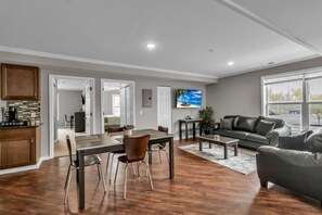 TV - Modern 3 Bedroom, 3 Bath First-Floor Stay (Buffalo)