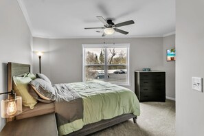 Desk, iron/ironing board, WiFi, bed sheets - Modern 3 Bedroom, 3 Bath First-Floor Stay (Buffalo)
