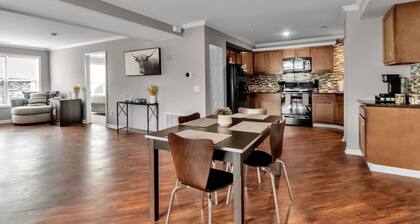 Modern 3 Bedroom, 3 Bath First-Floor Stay