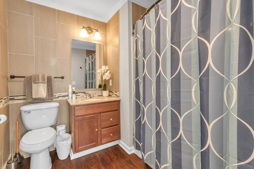 Modern 3 Bedroom, 3 Bath First-Floor Stay
