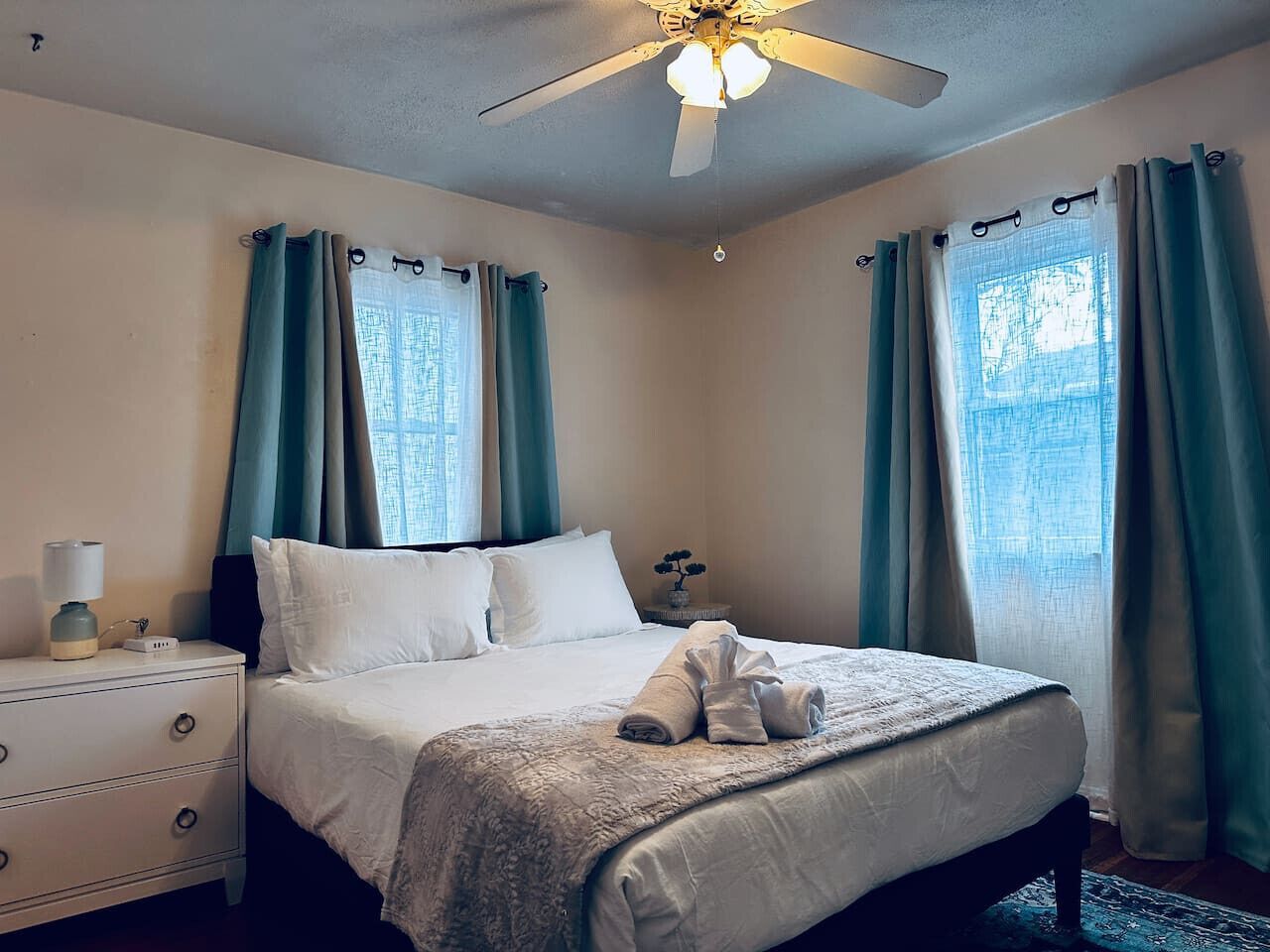 2 habitaciones, escritorio y tabla de planchar con plancha 