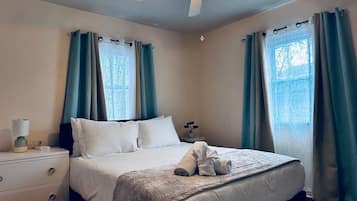 2 habitaciones, escritorio y tabla de planchar con plancha
