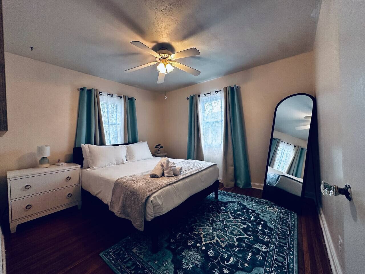 2 slaapkamers, een bureau, een strijkplank/strijkijzer, reisbedje