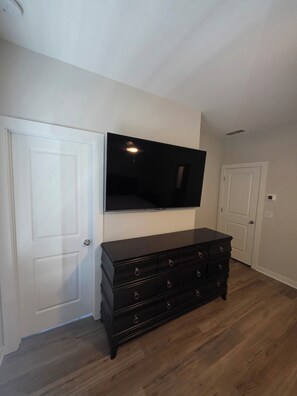 Interior - Modern Spacious 3-bedroom townhome in tranquil Hapeville w/ 2 car Garage (Hapeville)