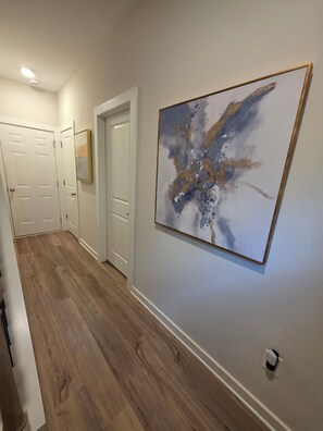 Interior - Modern Spacious 3-bedroom townhome in tranquil Hapeville w/ 2 car Garage (Hapeville)