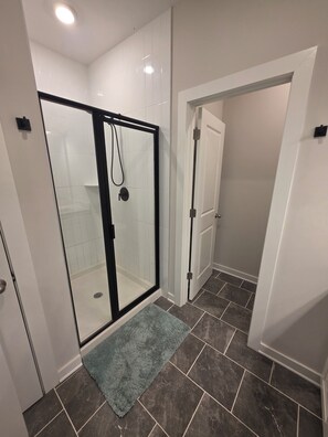 Shower, hair dryer, towels, soap - Modern Spacious 3-bedroom townhome in tranquil Hapeville w/ 2 car Garage (Hapeville)