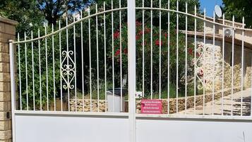 Enceinte de lâhĂ©bergement