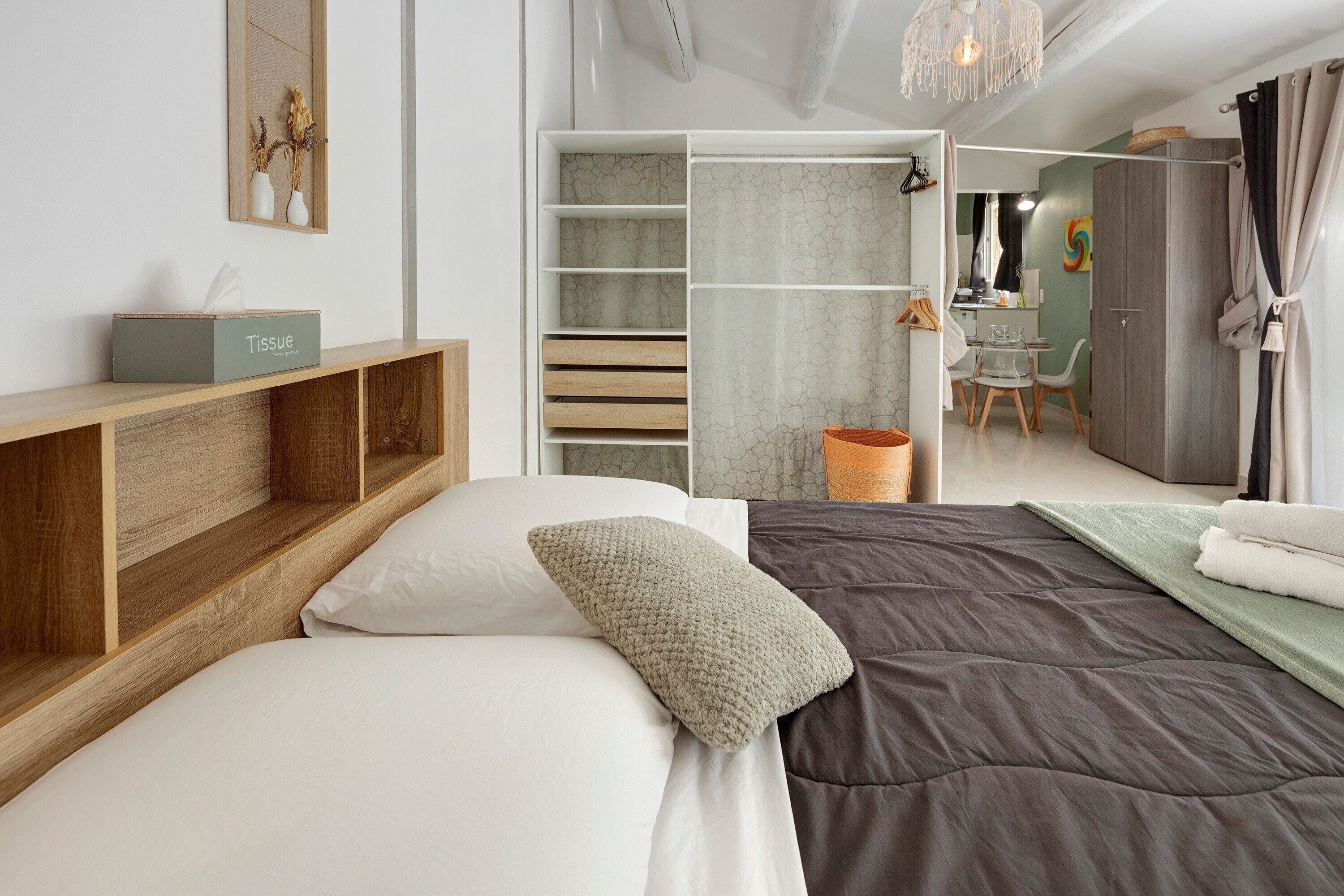 Un dormitorio con cama, mesita de noche y armario.