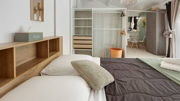 Un dormitorio con cama, mesita de noche y armario.