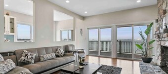 Beautiful Bayfront Home • Heated Pool & Jacuzzi