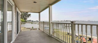 Beautiful Bayfront Home • Heated Pool & Jacuzzi