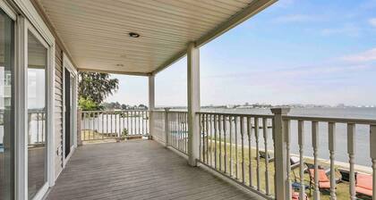 Beautiful Bayfront Home • Heated Pool & Jacuzzi