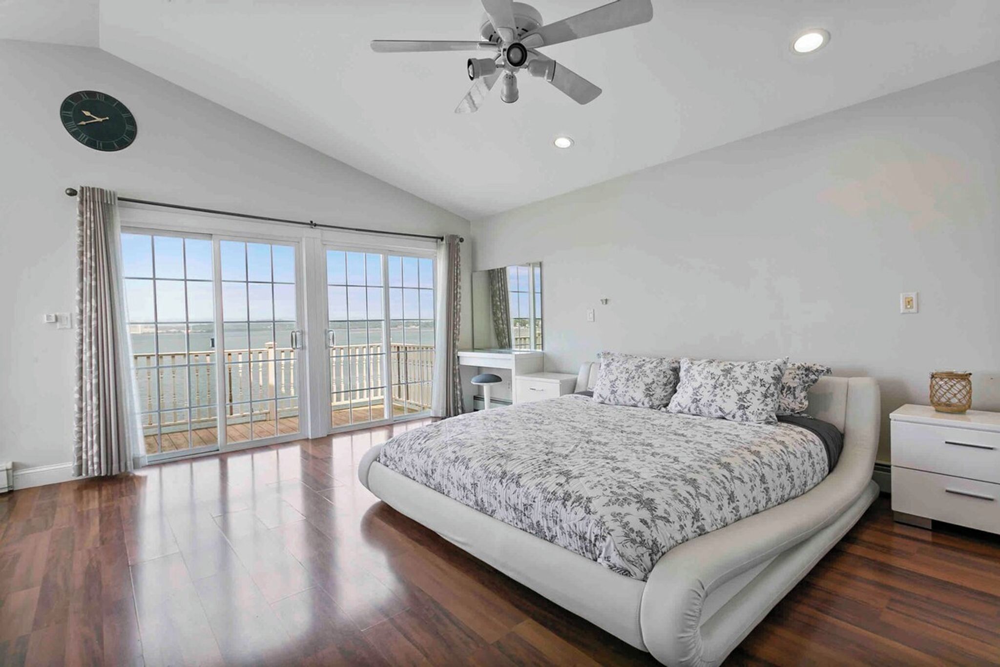 5 bedrooms, iron/ironing board, Internet, bed sheets