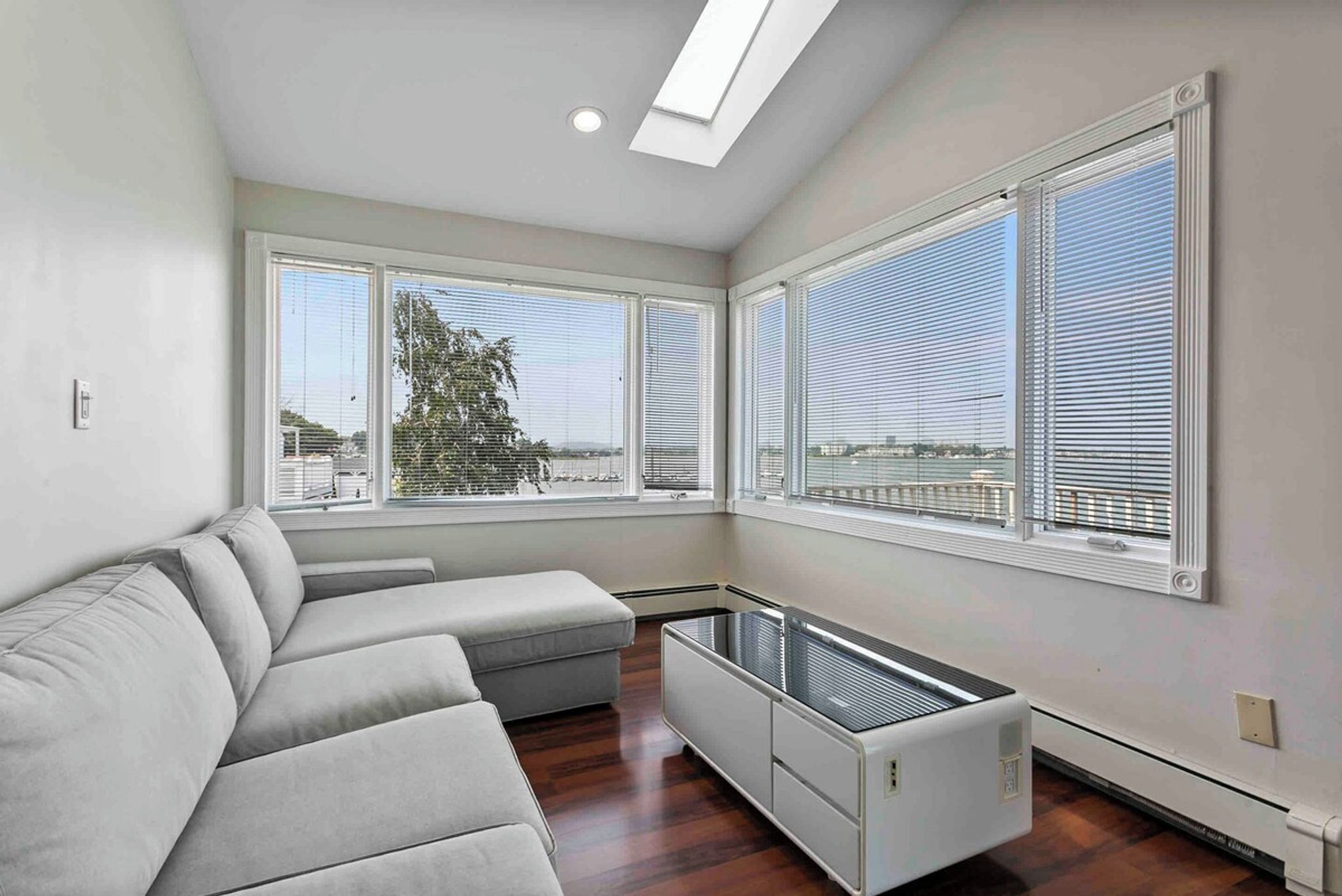 Beautiful Bayfront Home  Heated Pool & Jacuzzi - New Haven, CT
