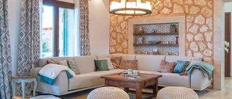 Smart TV, fireplace, books, stereo