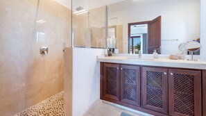 Dusche, Haartrockner, Handtücher, Seife