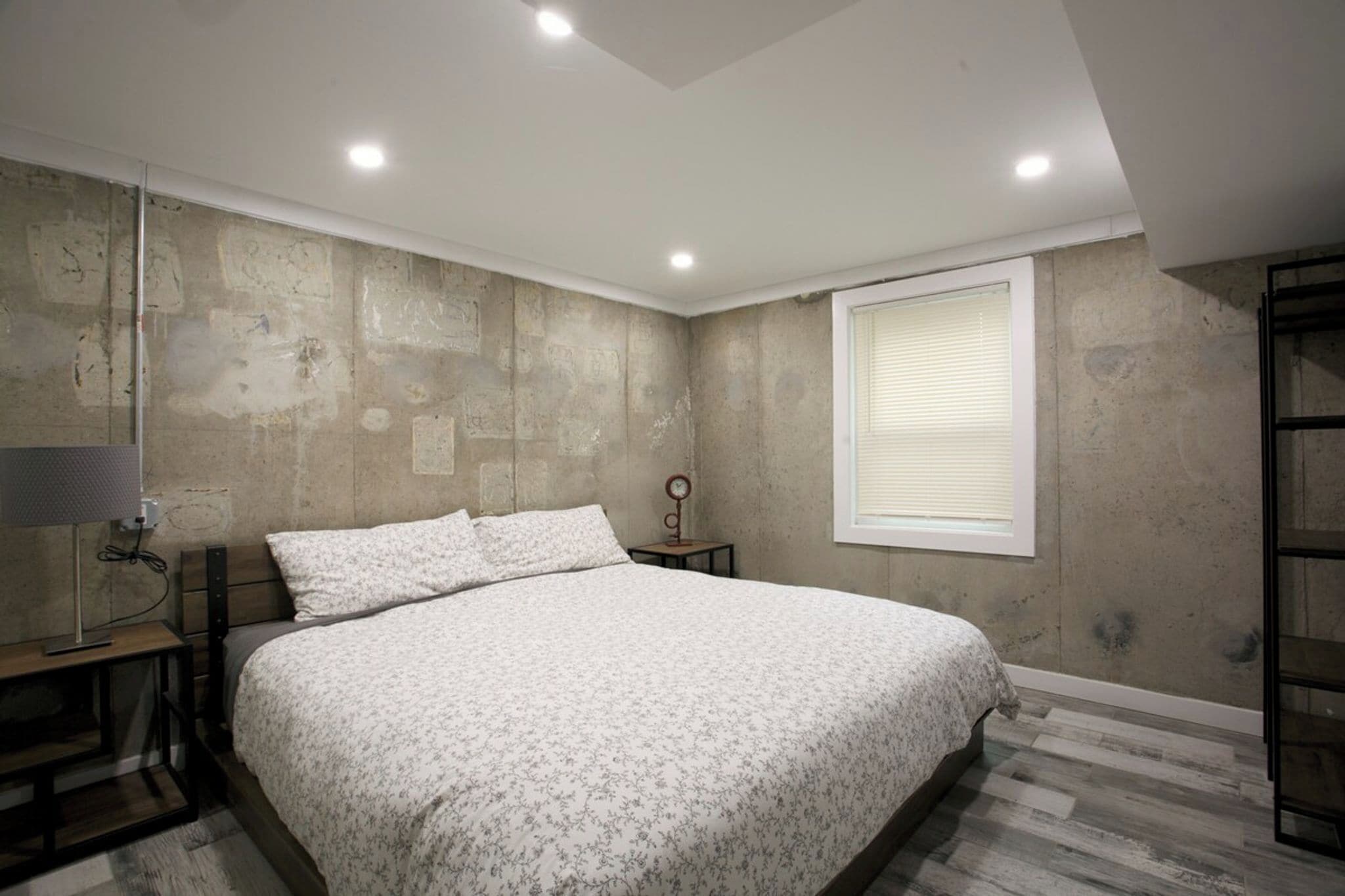 5 bedrooms, iron/ironing board, internet, bed sheets