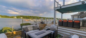 Beautiful cozy home w jacuzzi & dock for boat