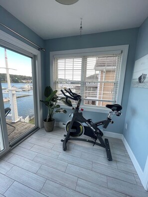 Fitness facility - Beautiful cozy home w jacuzzi & dock for boat (New Haven)