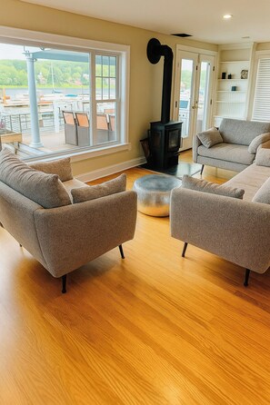 Living area - Beautiful cozy home w jacuzzi & dock for boat (New Haven)