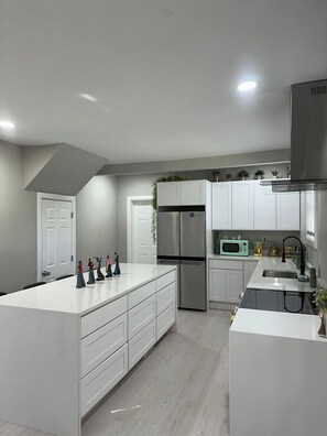Fridge, microwave, oven, stovetop - Huge Home Near Beach front with Pool and Hot Tub (New Haven)
