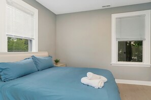 5 bedrooms, Internet, bed sheets - Huge Home Near Beach front with Pool and Hot Tub (New Haven)