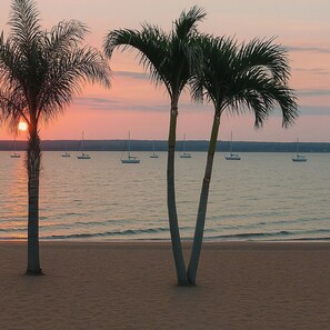 Beach - Huge Home Near Beach front with Pool and Hot Tub (New Haven)