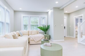 Living area - Huge Home Near Beach front with Pool and Hot Tub (New Haven)