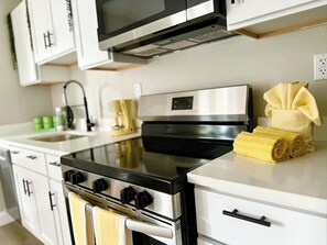 Microondas, horno, lavavajillas y cafetera y tetera 