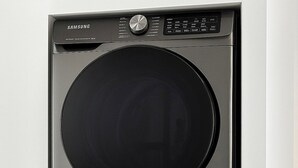 Un appareil combiné lave-linge et sèche-linge Samsung, de type « empilable », doté de panneaux de commande et d’une finition en acier inoxydable.