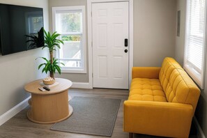 Living area - beautiful Cozy 1BR Apt near New Haven (Seymour)