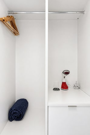 A bathroom with a shower, a towel, a hairdryer, and a cup. - Premium Studio 5 min from CGH, Gym and Coworking (São Paulo)