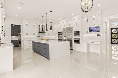 Fridge, microwave, oven, stovetop. Luxury FIFA 2026 Home - Near New Westminster