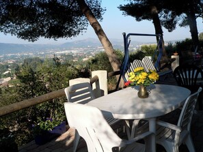 Outdoor dining - QUIET VILLA WITH VIEW AND POOL, AT THE FOOT OF PARC ST PONS AND 15 MINUTES FROM CASSIS (Gémenos)