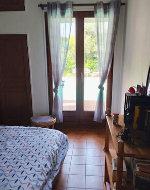 4 bedrooms, iron/ironing board, WiFi, bed sheets - QUIET VILLA WITH VIEW AND POOL, AT THE FOOT OF PARC ST PONS AND 15 MINUTES FROM CASSIS (Gémenos)